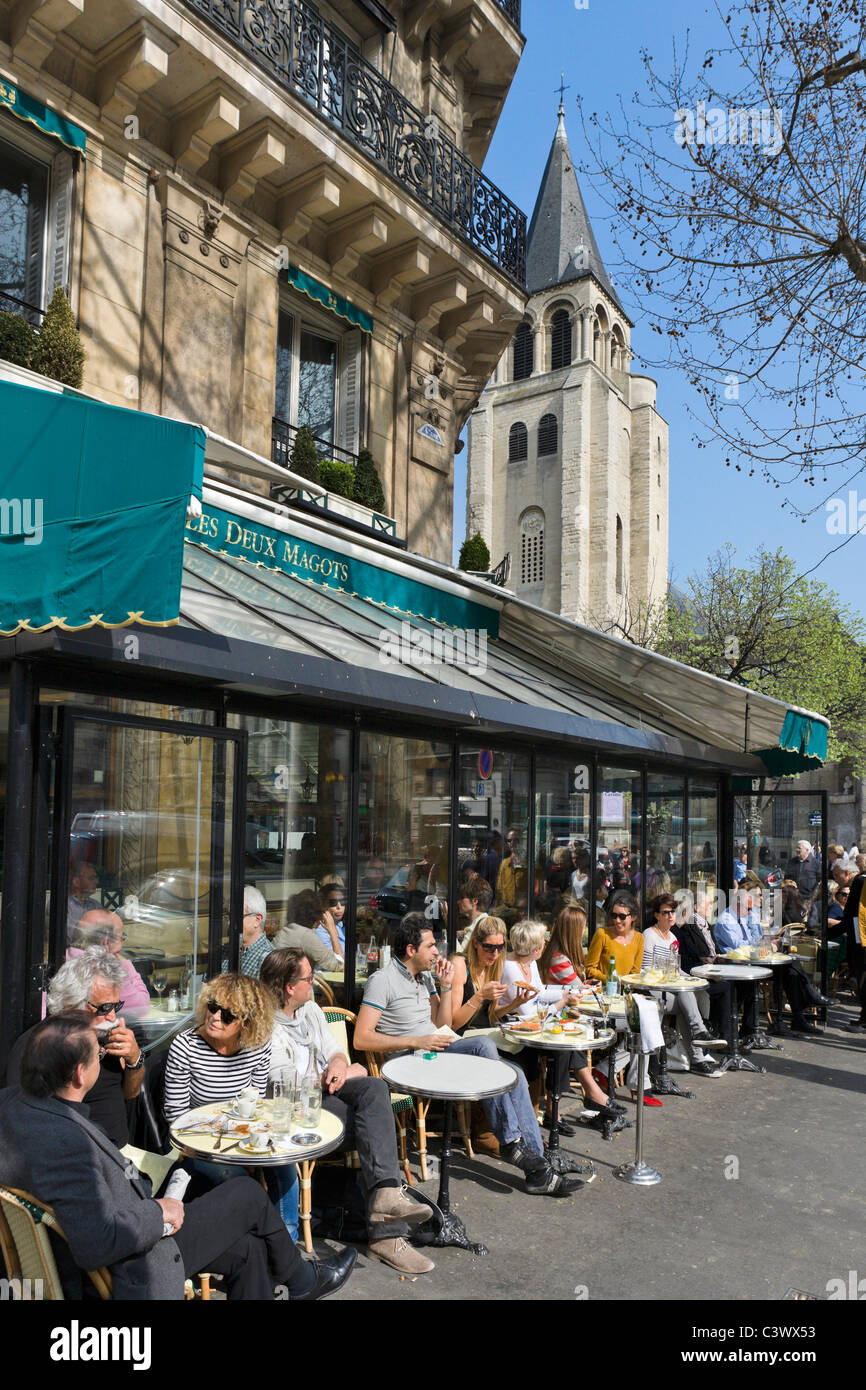 Les Deux Magots Café auf der Place St Germain des Prés mit der Kirche von Saint Germain hinter, Paris, Frankreich Stockfoto
