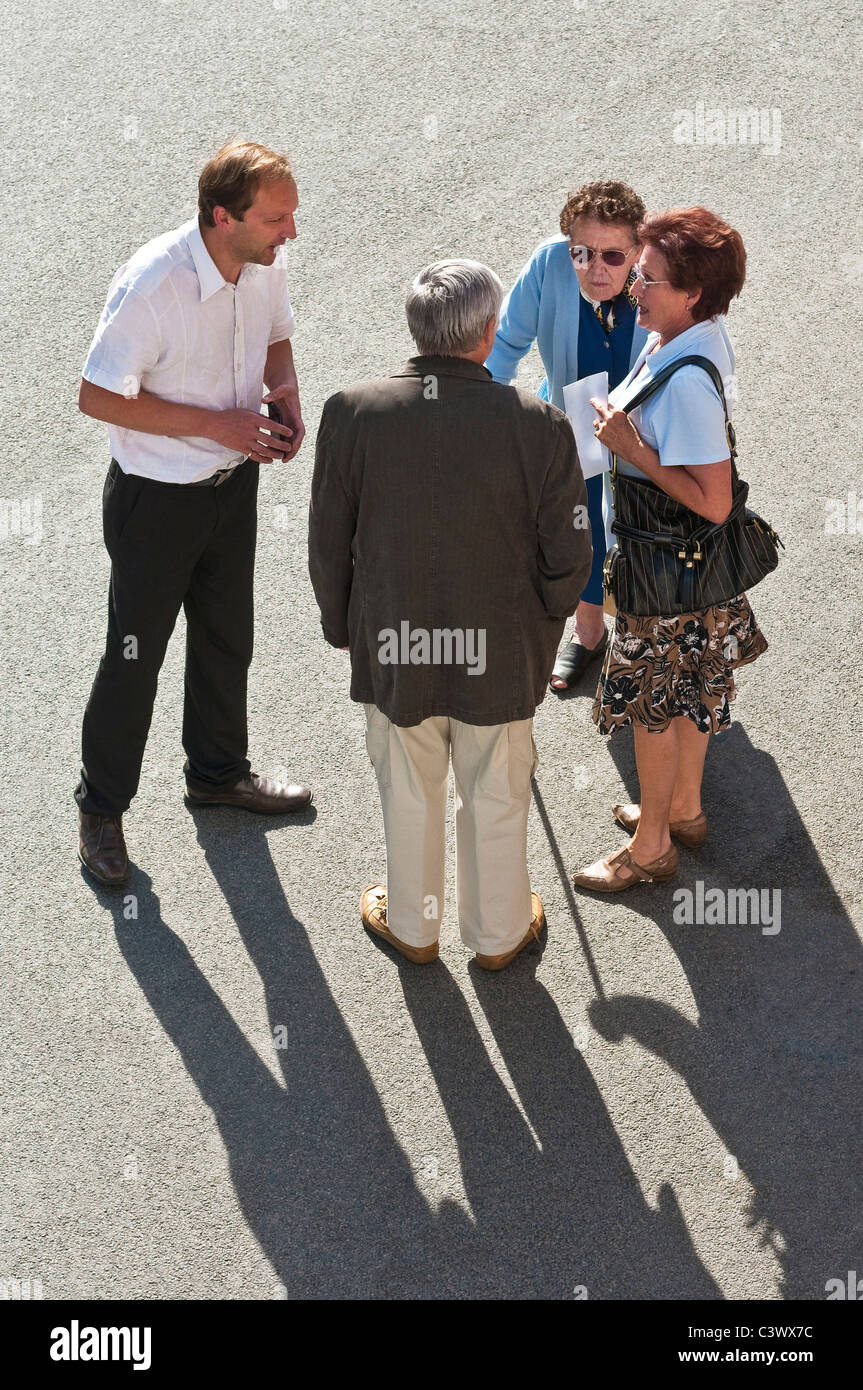 Draufsicht auf vier Personen im Gespräch in Straße - Frankreich. Stockfoto