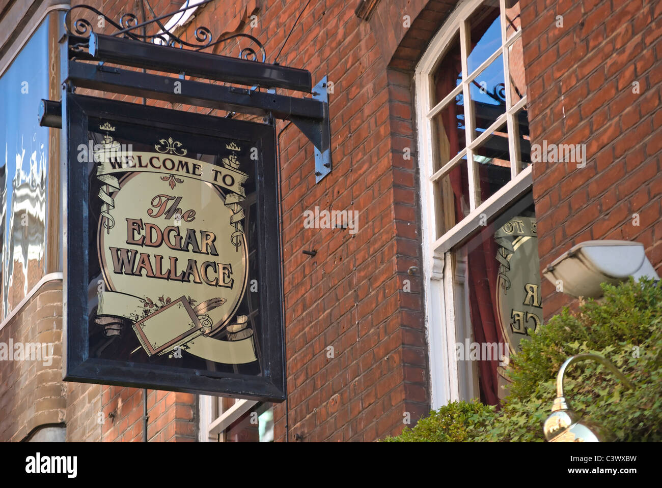 britische Pub-Zeichen für die Edgar Wallace, benannt nach dem Geheimnis Schriftsteller in Essex Street, London, England Stockfoto