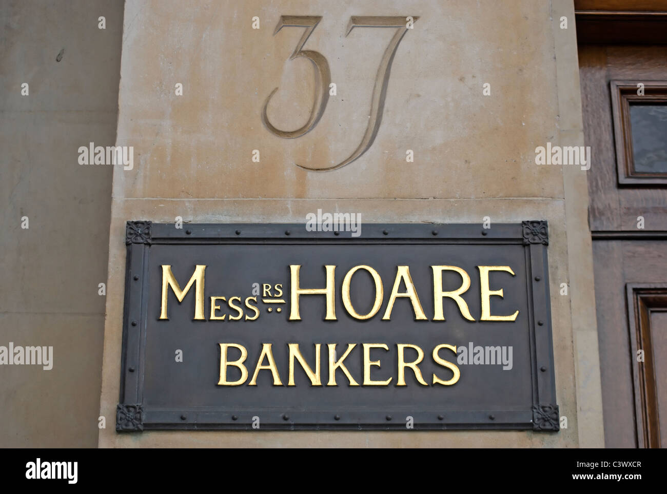 Business Namensschild an 37 Fleet Street, London, England, für die Privatbank hoare Stockfoto