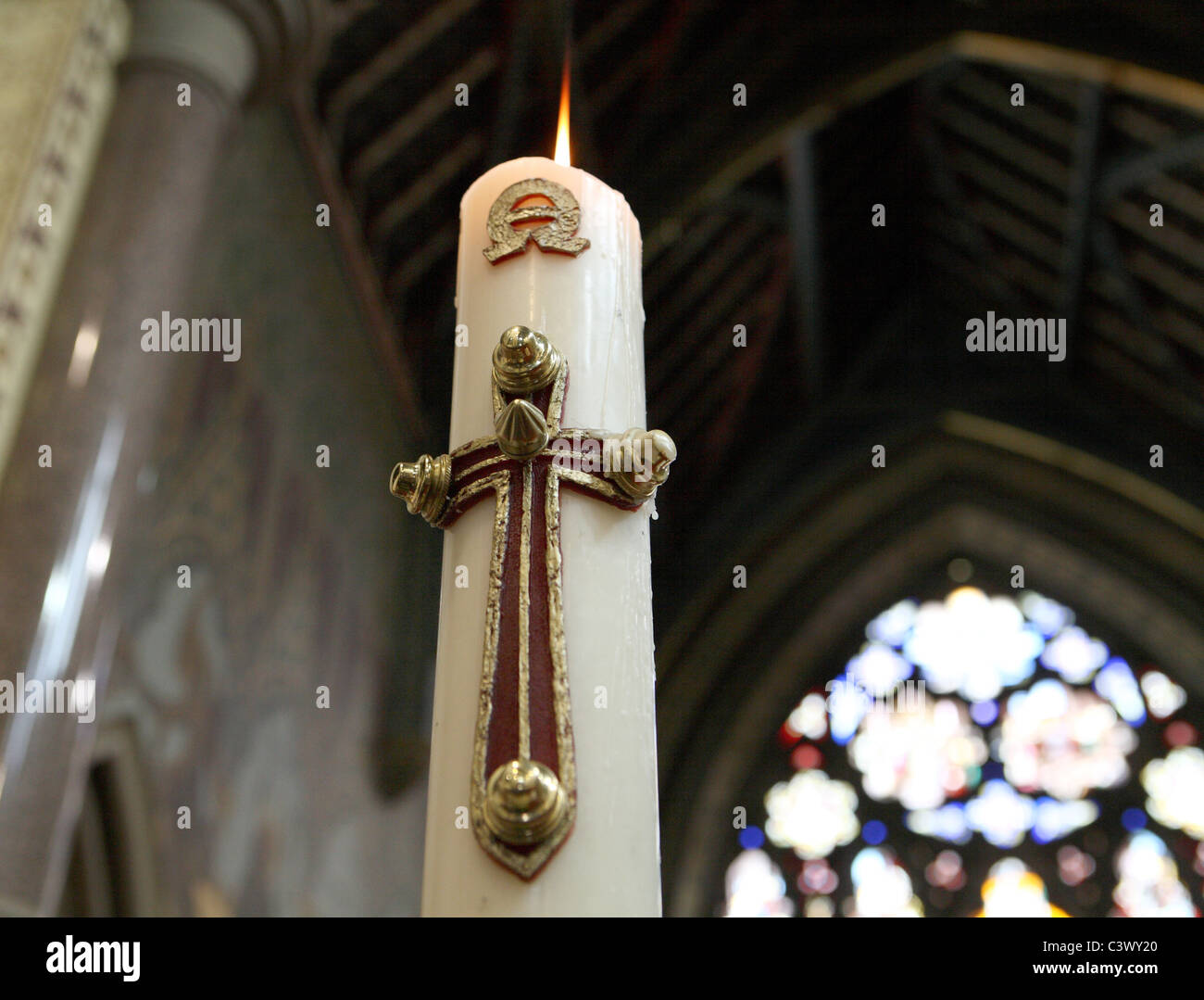 Masse Bienenwachs Kerze angezündet, an einem Heiligen Kommunion-service Stockfoto