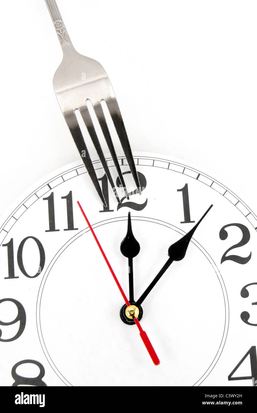 Gabel und Wand Uhr mit weißem Hintergrund, Konzept der Mittagszeit Stockfoto