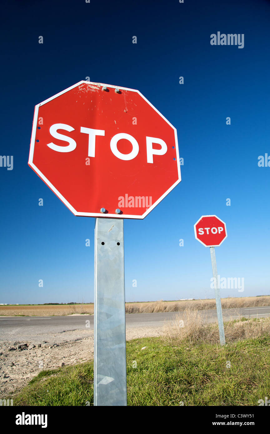 Stoppschild Verkehr neben Straße in Valladolid Spanien Stockfoto