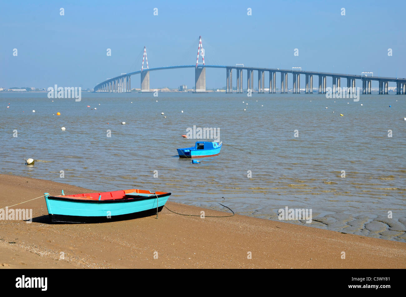 Zwei kleine Boote und die große Brücke von Saint-Nazaire in Saint Brevin Les Pins in der Region Pays De La Loire in Westfrankreich Stockfoto