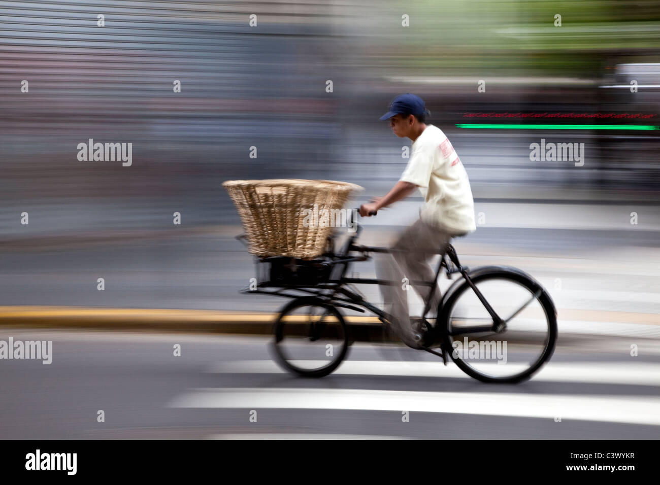 Fahrrad Lieferung, Avenida de Mayo, Buenos Aires, Argentinien, Südamerika. Stockfoto