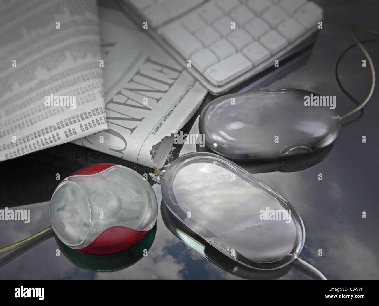 Drei Computer-Mäuse, die Zeitungsinformationen einspielen, um sie in digitale umzuwandeln. Stockfoto