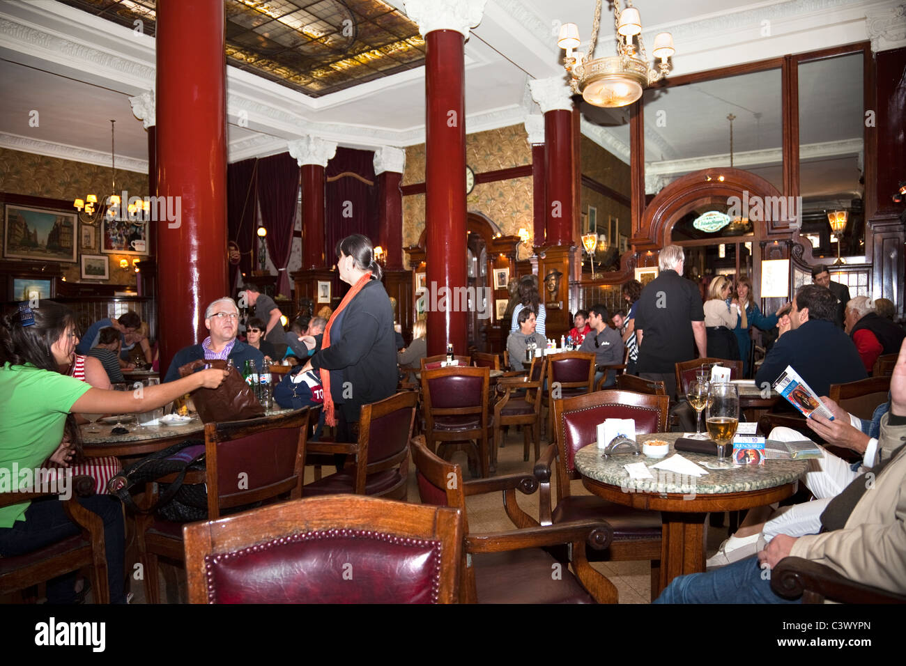 Im Inneren der berühmten Café Tortoni, Avenida de Mayo, Buenos Aires, Argentinien, Südamerika. Stockfoto