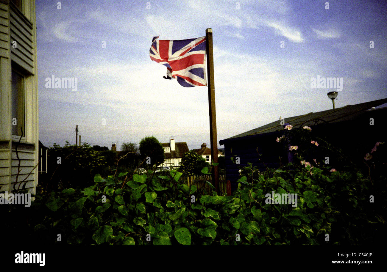Union Jack weht im Wind an einem Sommertag in Whitstable, Kent, UK Stockfoto