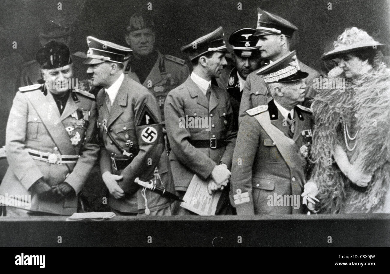 FACIST LEADERS in Rome June 1940 von links: Benito Mussolini, Adolf Hitler, Joseph Goebbels, Heinrich Himmler, Rudolf Hess, Marschall Pietro Badoglio und Königin Elena von Italien Stockfoto