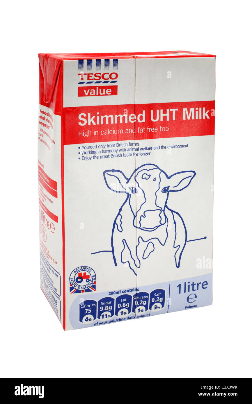 Tesco Magermilch UHT Milch Karton Pack Getränke Frühstück Kalzium GAP kalten Behälter Kuh cremig Ausschnitt Milch-Diät Getränk fettreiche Nahrung fou Stockfoto