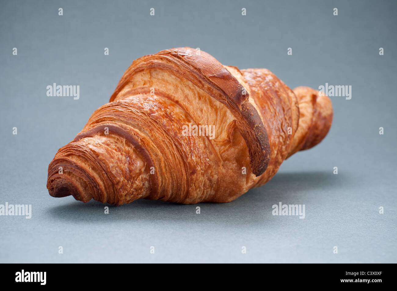Frische süße backen - eine dänische Croissant Stockfoto