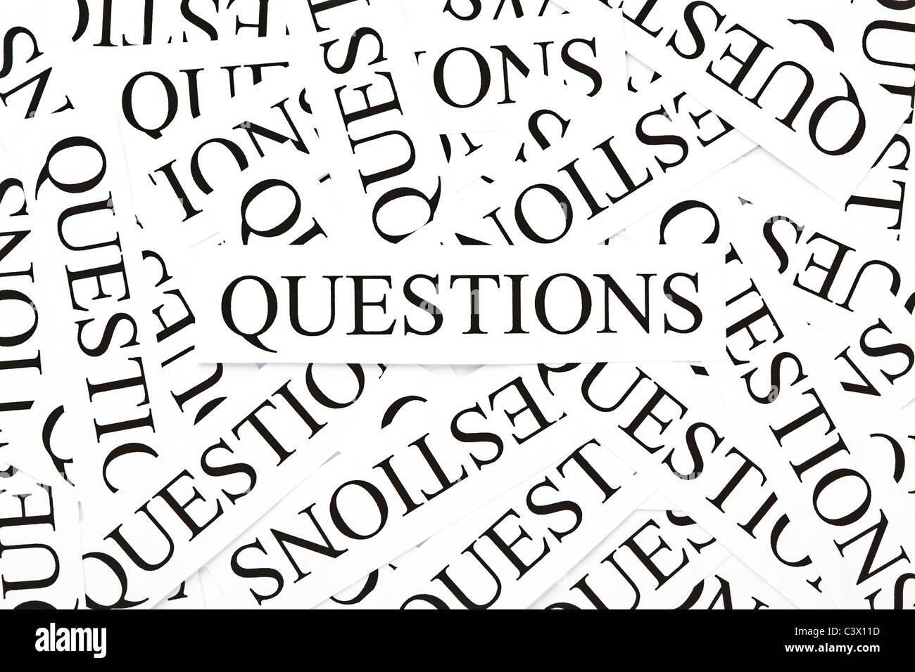 Fragen-Konzept. Muster von vielen bedrucktes Papier "Fragen" Stockfoto