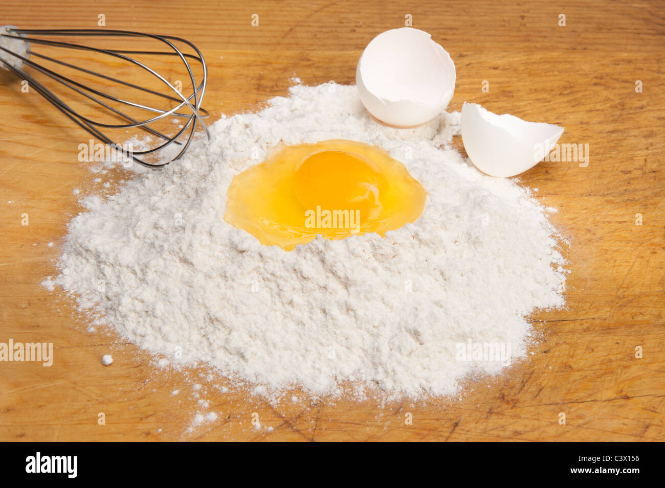 Eine einzelne Eigelb in einem Bett aus Mehl kochen. Stockfoto