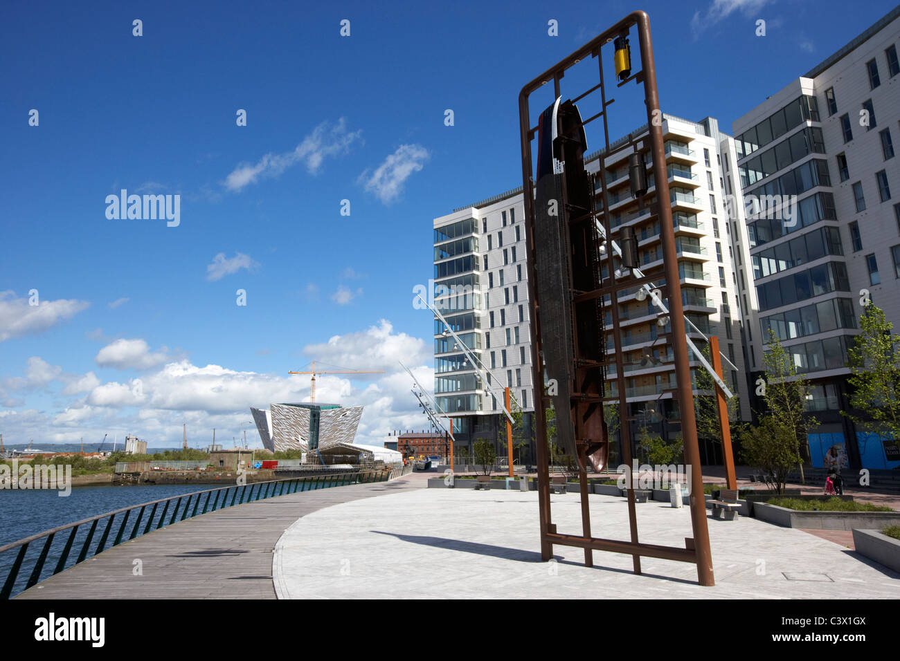 die Arc Apartments und große titanic Modell-Bausatz Skulptur aus titanic Viertel Queens Island Belfast Nordirland Vereinigtes Königreich. Stockfoto