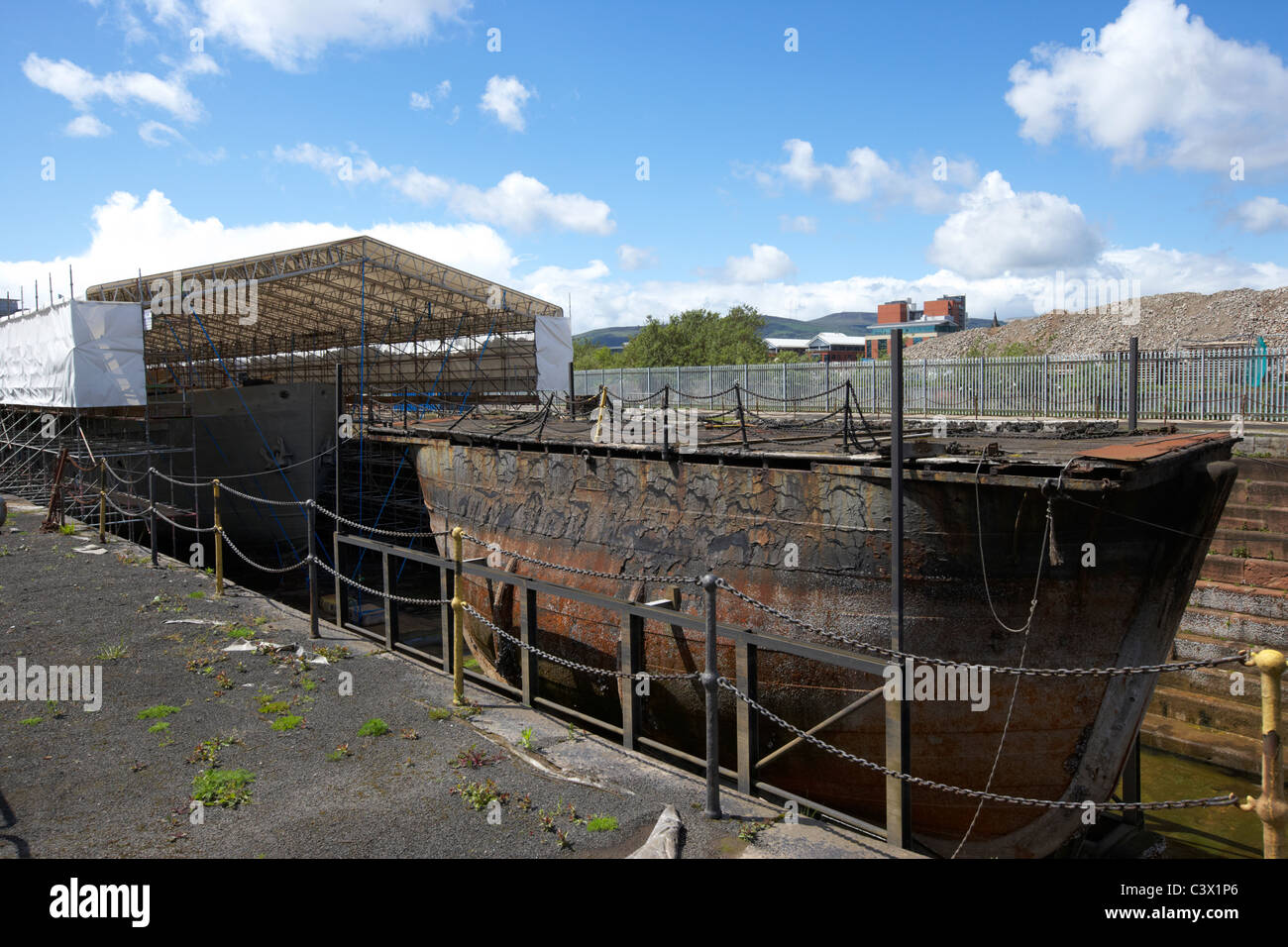 Wiederherstellung der ss nomadic Ausschreibung auf der olympic und titanic in Hamilton Graving Dock mit dem ursprünglichen Caisson-Tor Stockfoto