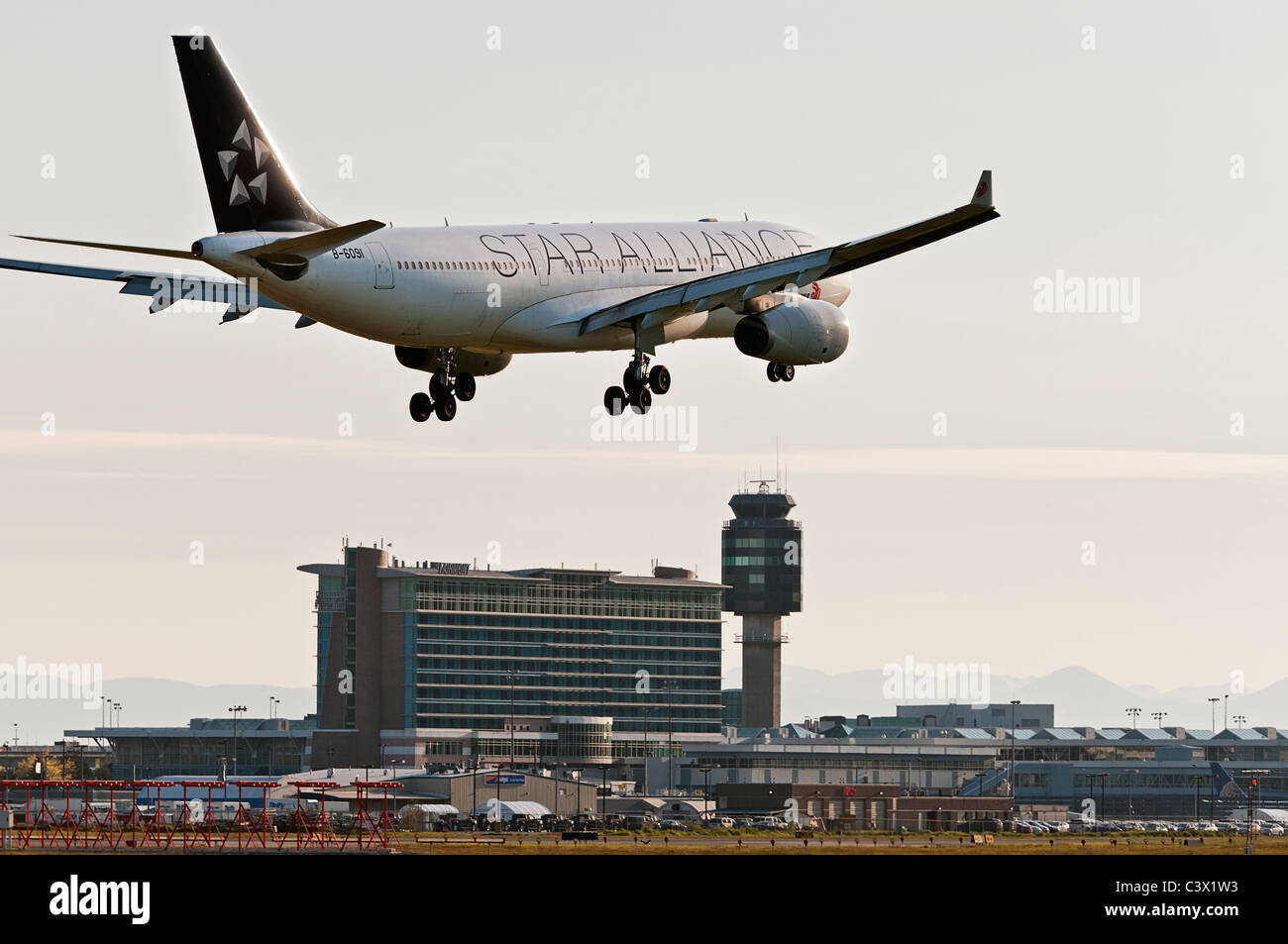 Air China Airbus A330 Jet Airliner in Star Alliance-Lackierung landet auf dem Flughafen Vancouver International Airport. Stockfoto