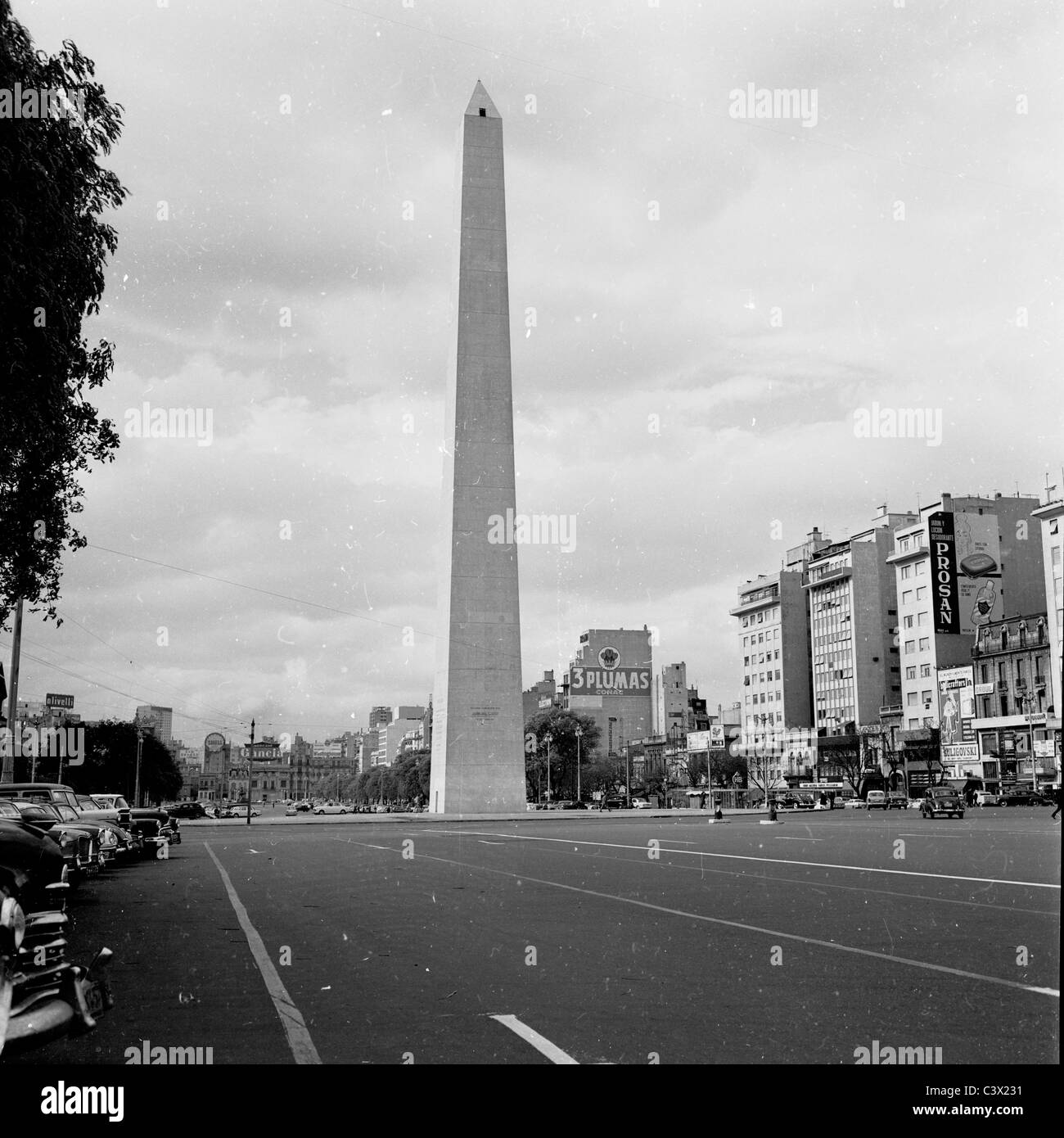 Argentinien der 1950er Jahre. Historische Ansicht der Obelisk, Avenida 9. Juli, Buenos Aires in diesem Bild von J Allan Cash. Stockfoto