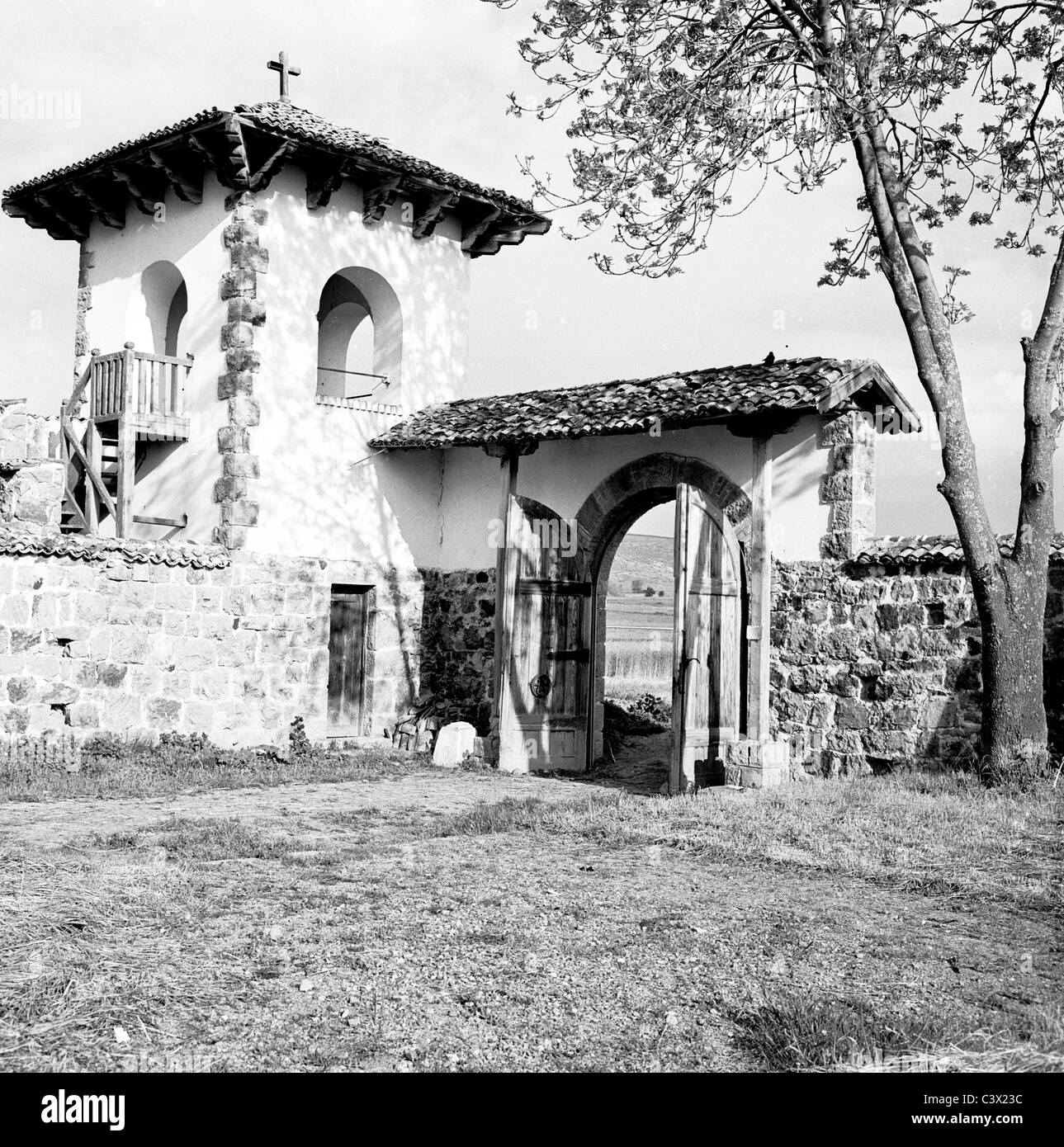 der 1950er Jahre. Jugoslawien.  Kleinen Glockenturm auf dem Lande in diesem Geschichtsbild von J Allan Cash. Stockfoto