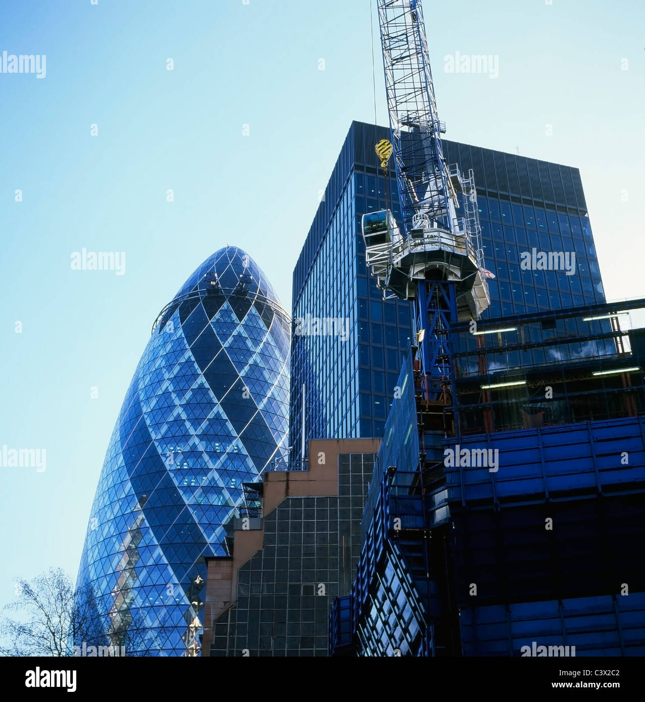 Bau kran in der Nähe der Pinnacle Gebäude core Baustelle mit Blick auf die gerkin gherkin Bürogebäude von Bishopsgate in London, UK KATHY DEWITT Stockfoto