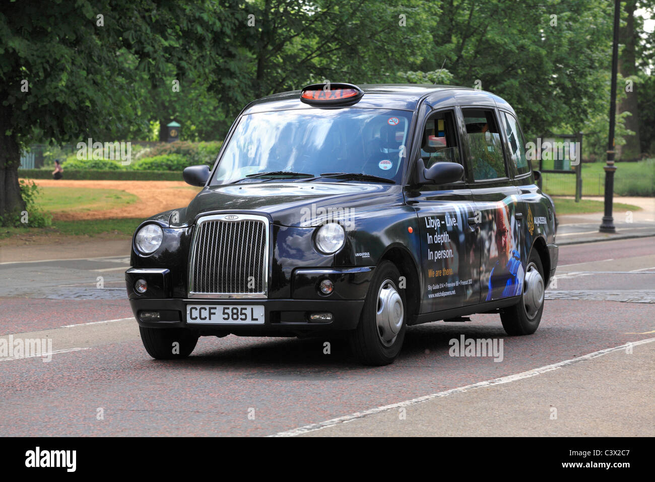 London-schwarzes Taxi Cab im Hyde Park Stockfoto