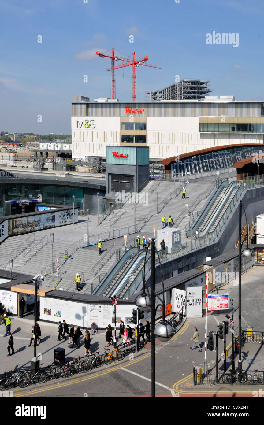 Die Treppen und die breite Fußgängerbrücke zum neuen Stratford Westfield Shopping Zentrum neben dem erweiterten Bahnhofsgebäude Newham East London England VEREINIGTES KÖNIGREICH Stockfoto