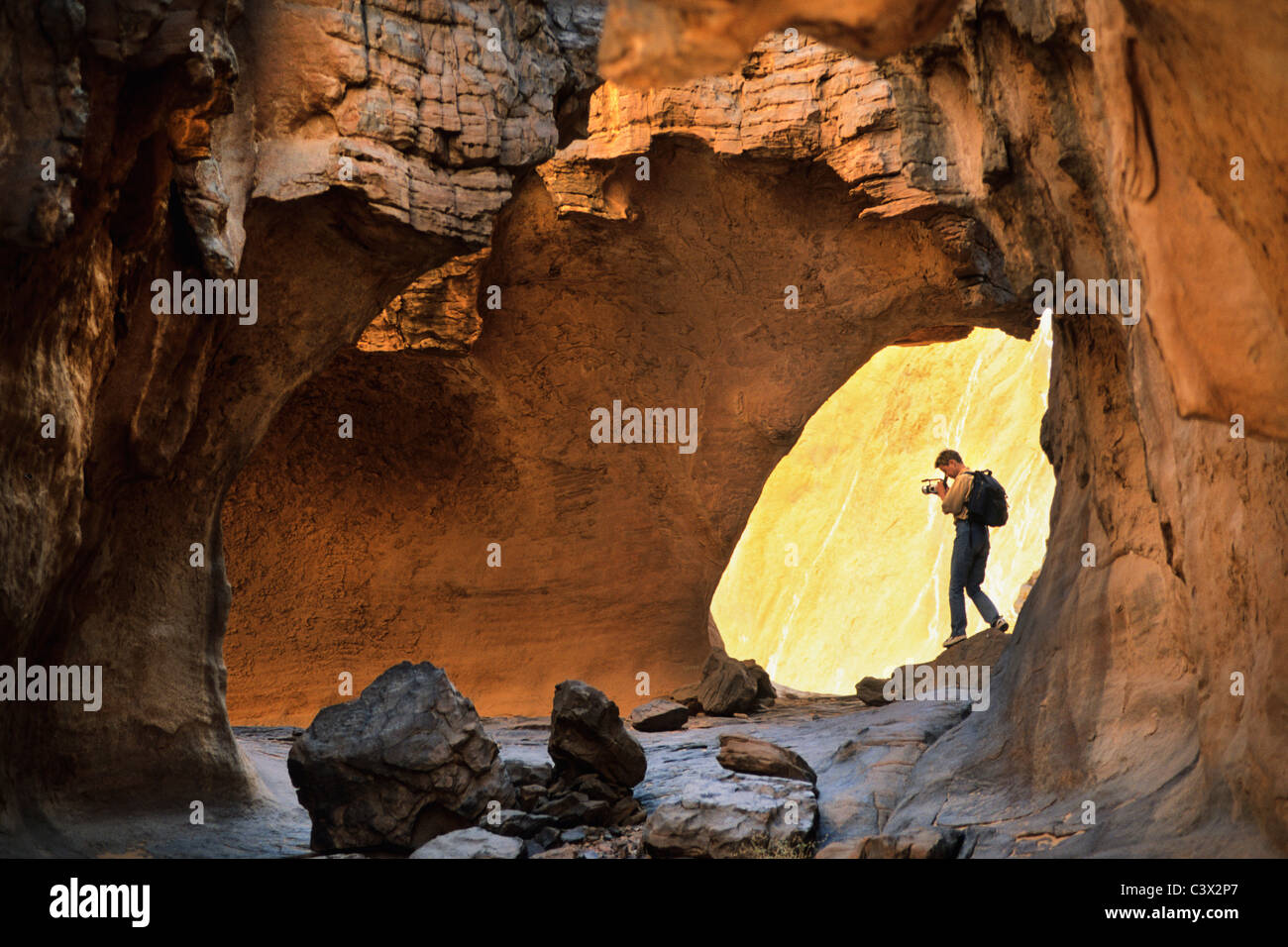 Algerien, Djanet. Nationalpark Tassili n ' Ajjer. UNESCO-Weltkulturerbe. Touristen machen Video/Film. Wüste Sahara. Stockfoto