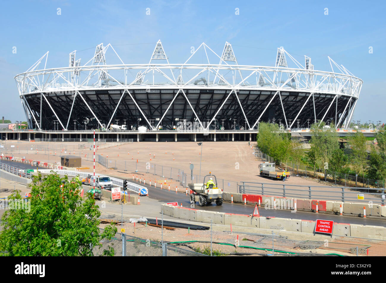 2012 Olympische Spiele in London Außenansicht der Sportstadionarena und Straßen eine Baustelle in der Nähe der Fertigstellung Stratford Newham East London England Großbritannien Stockfoto