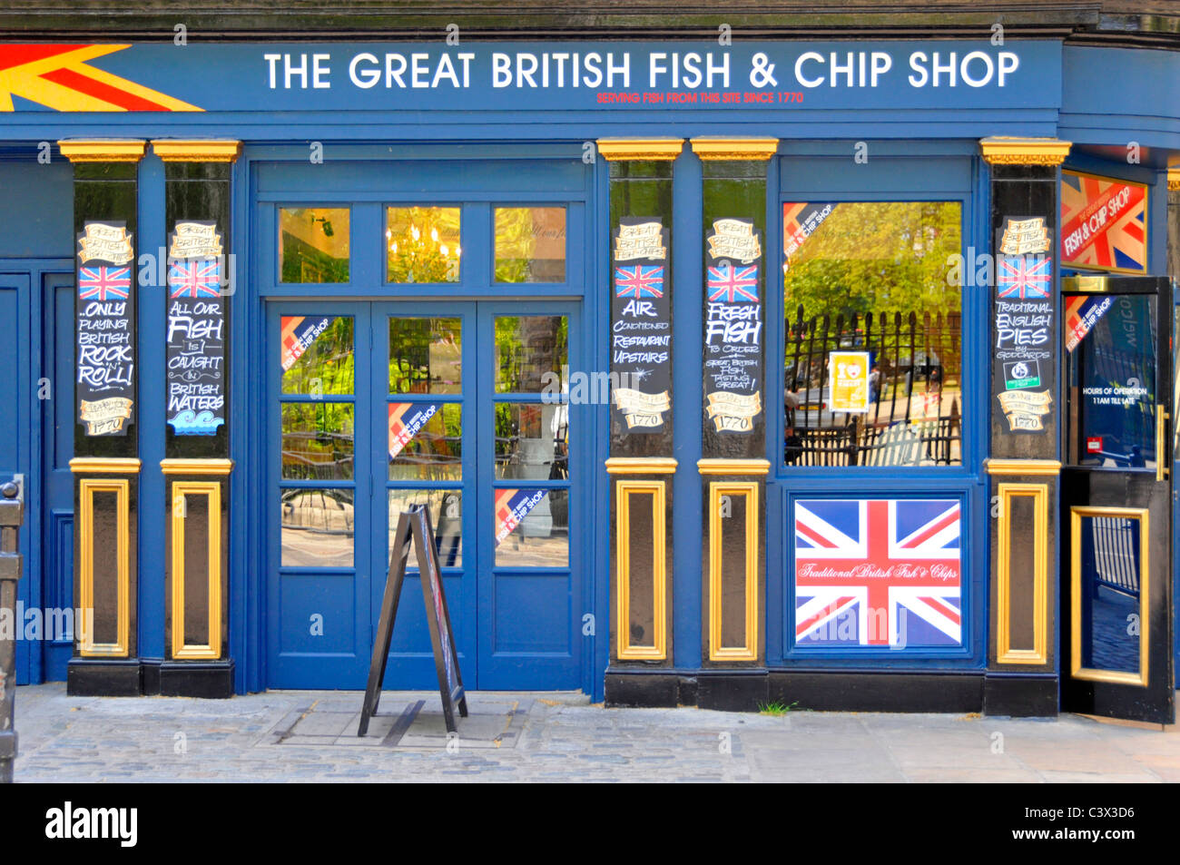 Vorderansicht des Great British Fish and Chip and Pie Ladengeschäfts mit klimatisiertem Restaurant im Obergeschoss in Greenwich London England, Großbritannien Stockfoto