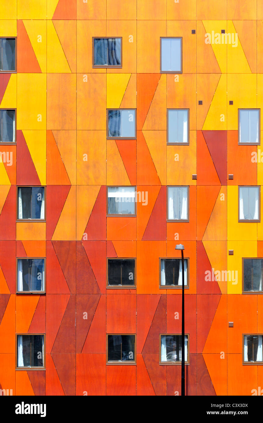 Fenster in modernen bunten façade von geometrischen Formen Rechtecke & Dreiecke auf Wohnung Wohngebäude Verkleidung Platten South London England VEREINIGTES KÖNIGREICH Stockfoto