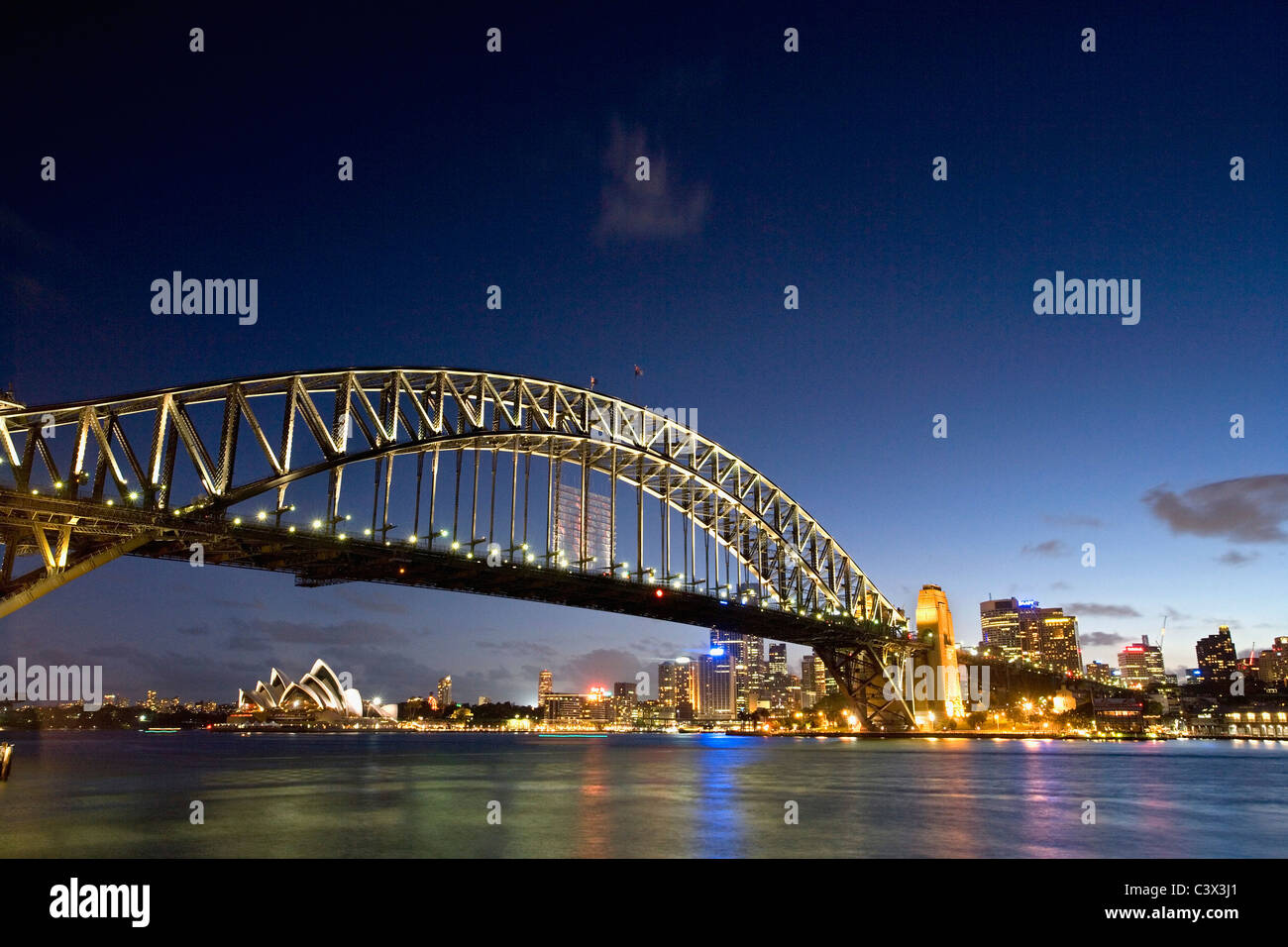 Australien, Sydney Harbour Bridge und das Opernhaus in der Abenddämmerung. Stockfoto