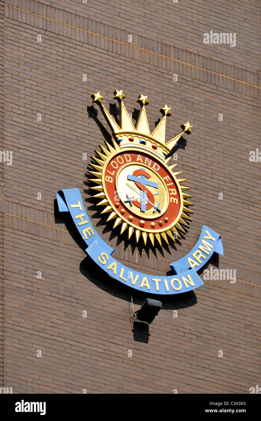 Die Heilsarmee eine christliche Kirche und Nächstenliebe Wappen an der Wand der BRITISCHEN territorialen Hauptsitz Elephant und Castle London England Großbritannien Stockfoto