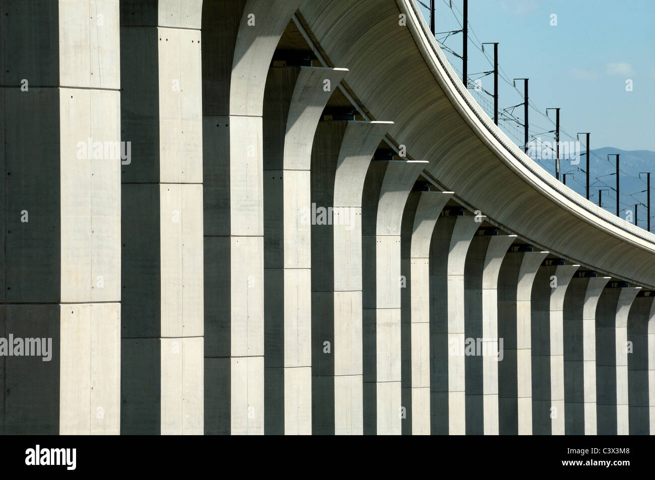 Abstrakt Detail von Ventabren TGV Bahn oder Eisenbahnviadukt und Betonsäulen oder Säulen Provence Frankreich Stockfoto