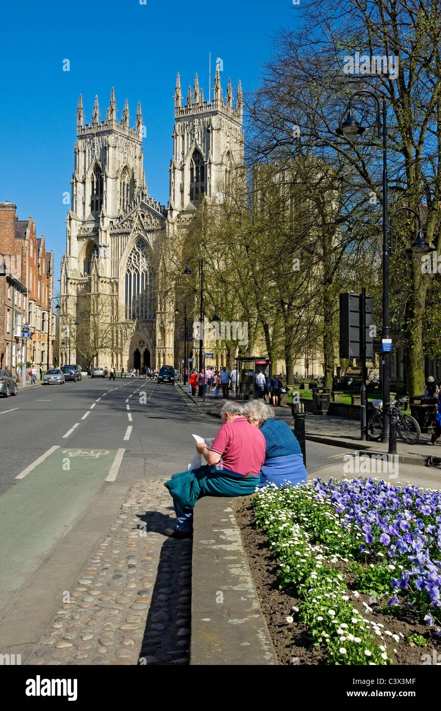 Ältere ältere Paare, die in Duncombe einen Touristenführer lesen Platz mit Westfront des Minster im Hintergrund York North Yorkshire England Großbritannien Stockfoto
