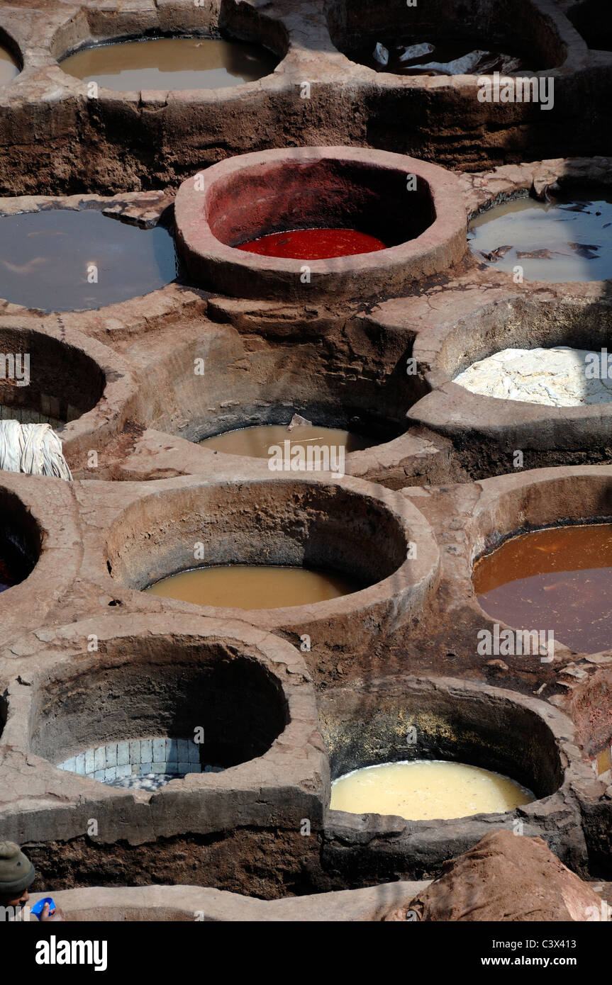 Chouwara oder Chouwara Lederwaren oder Gerberei mit sterbenden Gruben, sterbenden Vats oder Pools Fez Marokko Stockfoto