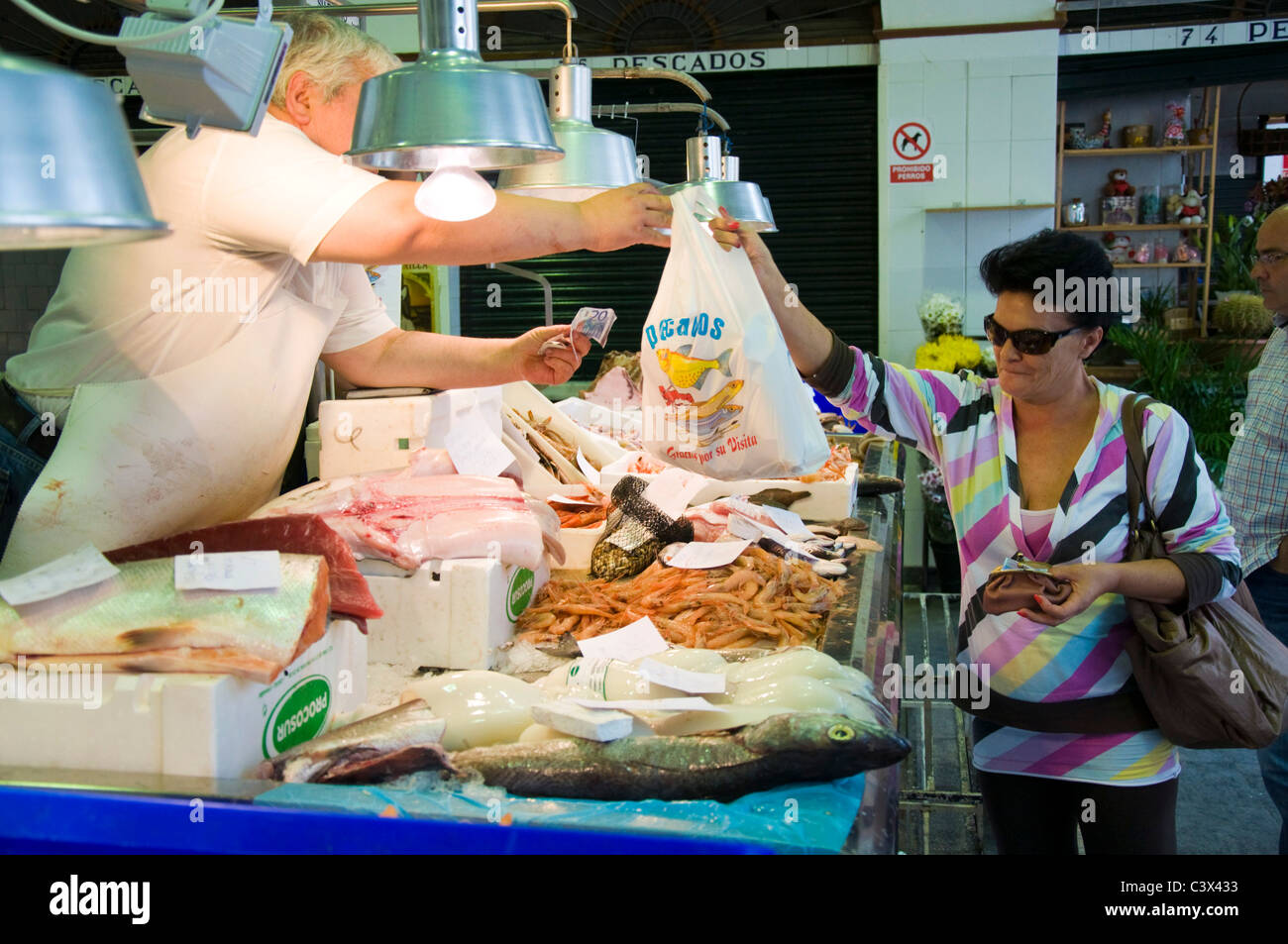 Sevilla-Sevilla Spanien eine Frau kauft Fisch auf einem Marktplatz in der Stadt Stockfoto