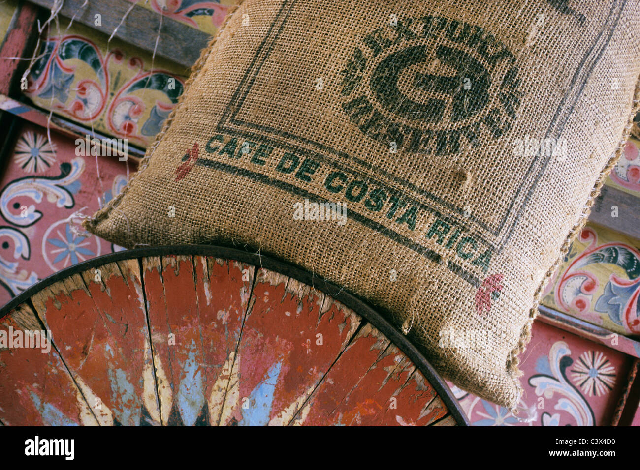 Costa Rica, Sarchi,-Kaffeebohnen-Sack auf Ochsenkarren. Stockfoto