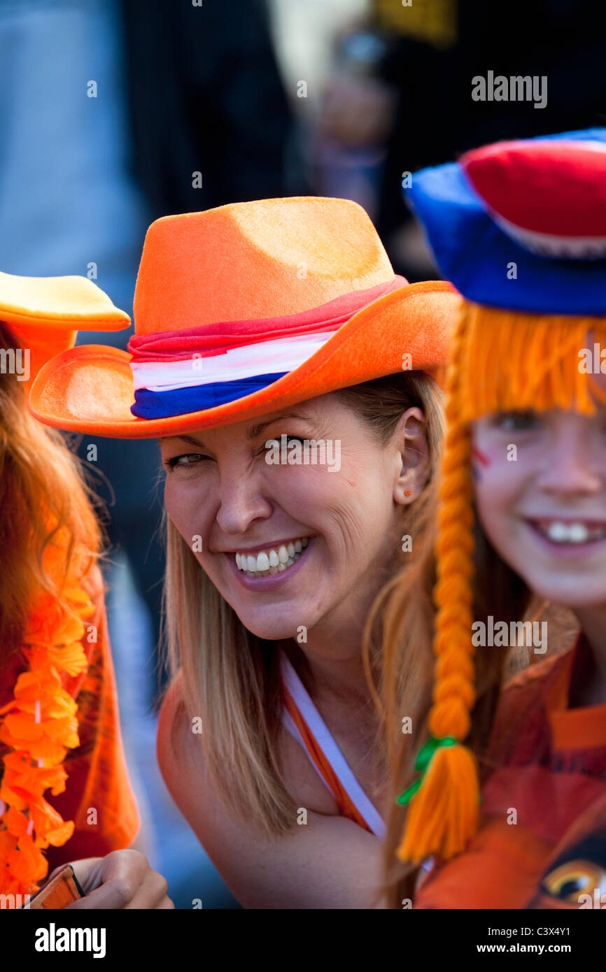 Semi final Uruguay - Niederlande (2-3), 6. Juli 2010. Über 50,000 Fans versammeln. Frau und Tochter Stockfoto