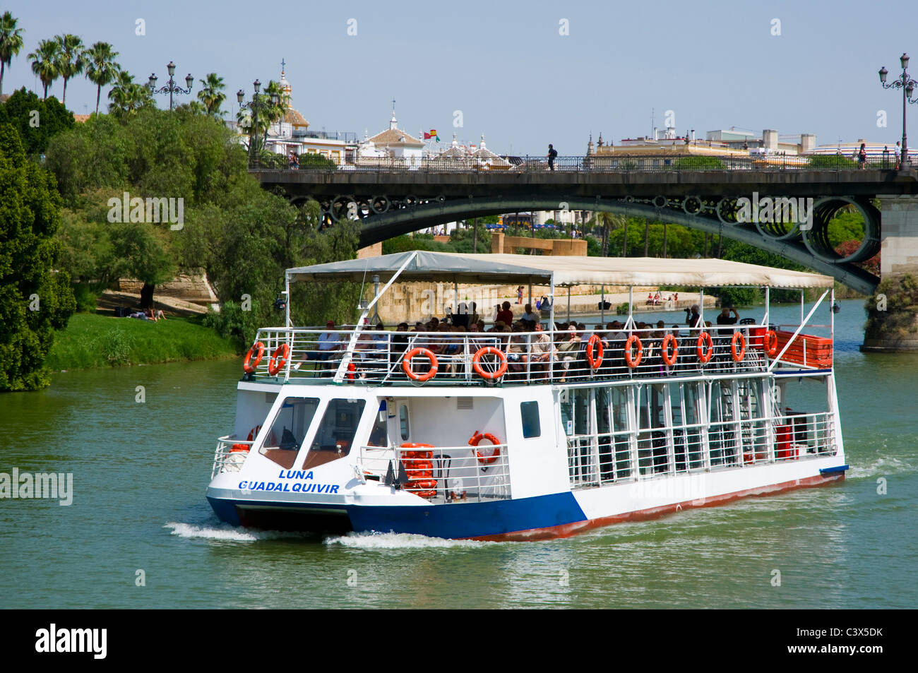 Ein Touristenboot tragen Touristen entlang dem Fluss Guadalquivir. Sevilla, Spanien Stockfoto