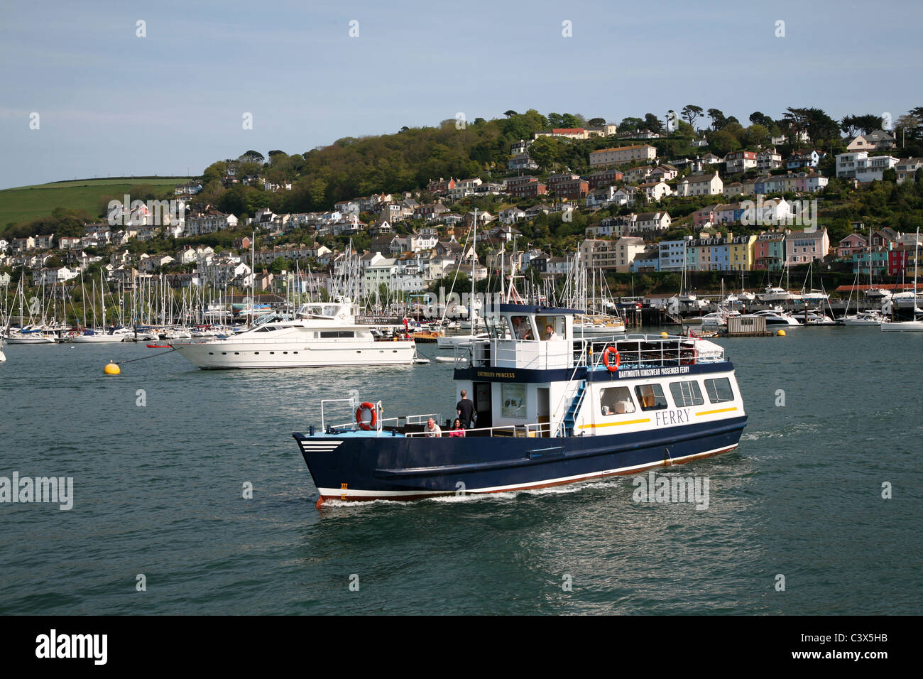 Eine Passagier-Fähre überqueren den Fluss Dart von Kingswear Ankunft am Dartmouth Stockfoto