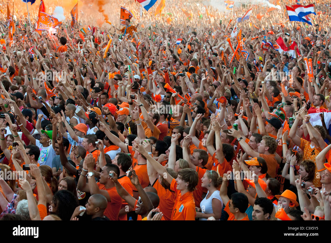 6 Juli. Finale Niederlande - Spanien. 180,000 Unterstützer versammeln, vor allem in nationalen Farbe Orange gekleidet. Stockfoto