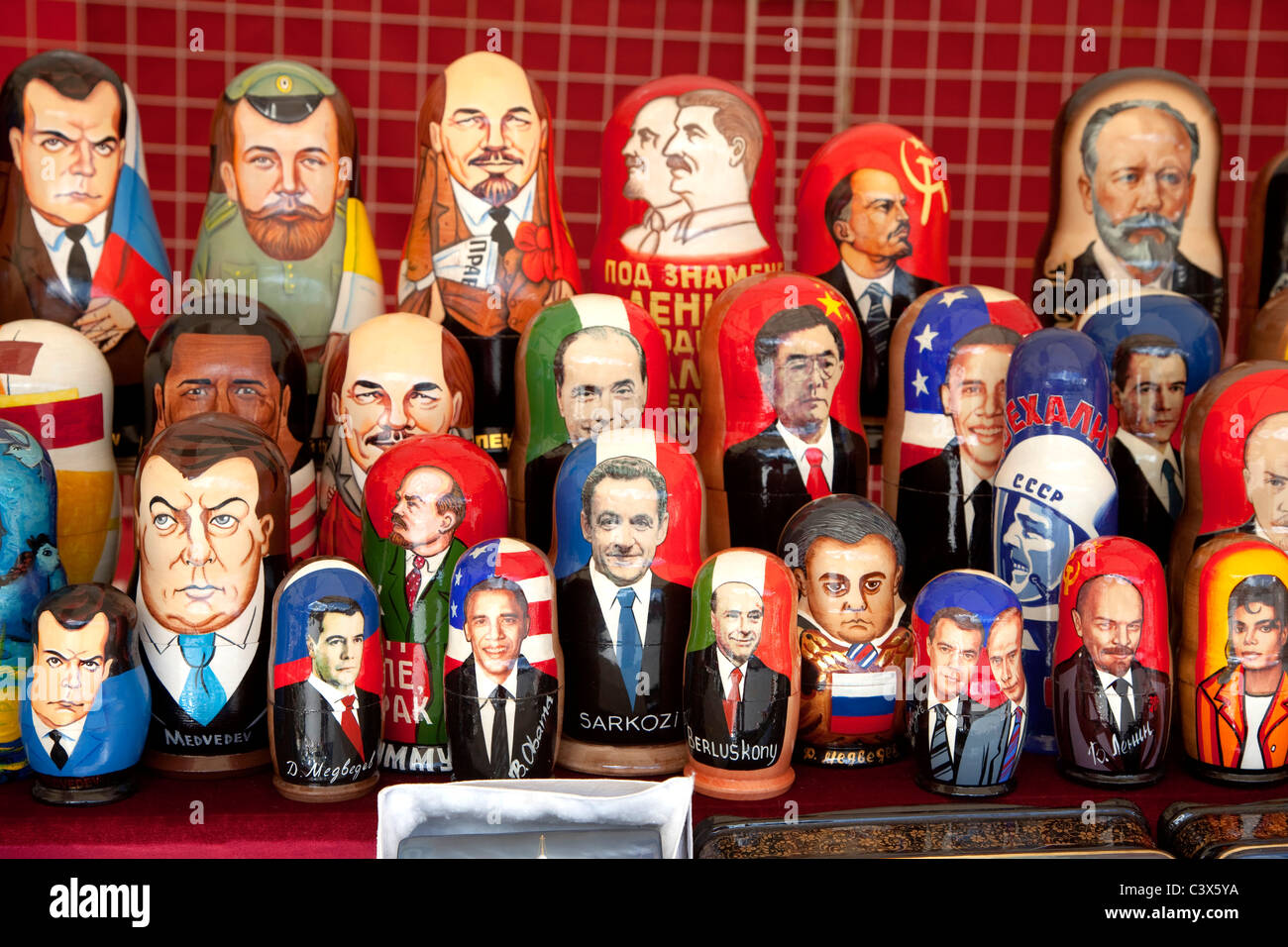 Babushka Puppen, Souvenirs und Geschenke für Touristen in einem Geschäft in Moskau, Russland zu verkaufen Stockfoto
