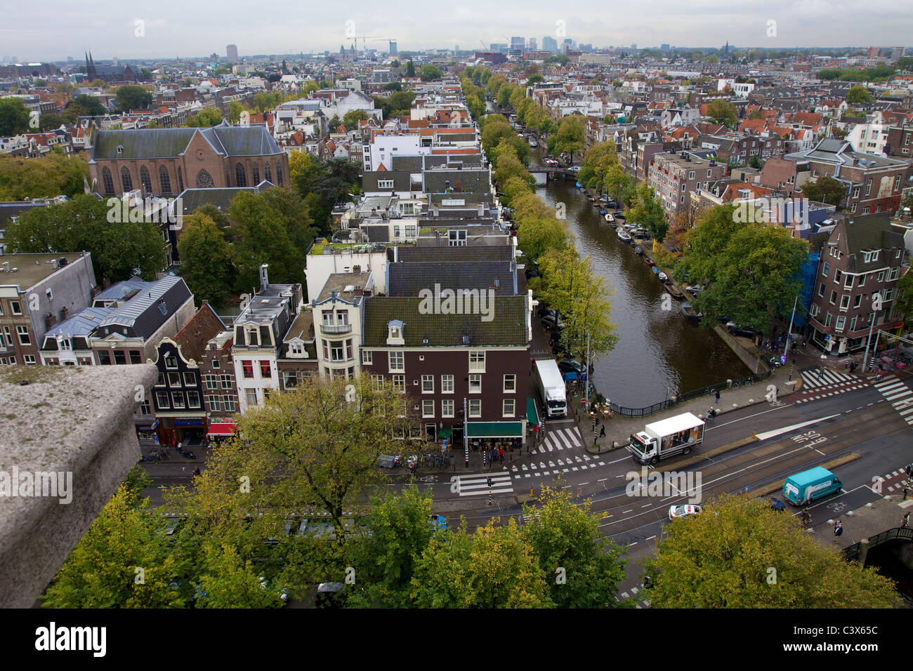 Luftaufnahme der Stadt Amsterdam, Gebäude und Kanäle Stockfoto