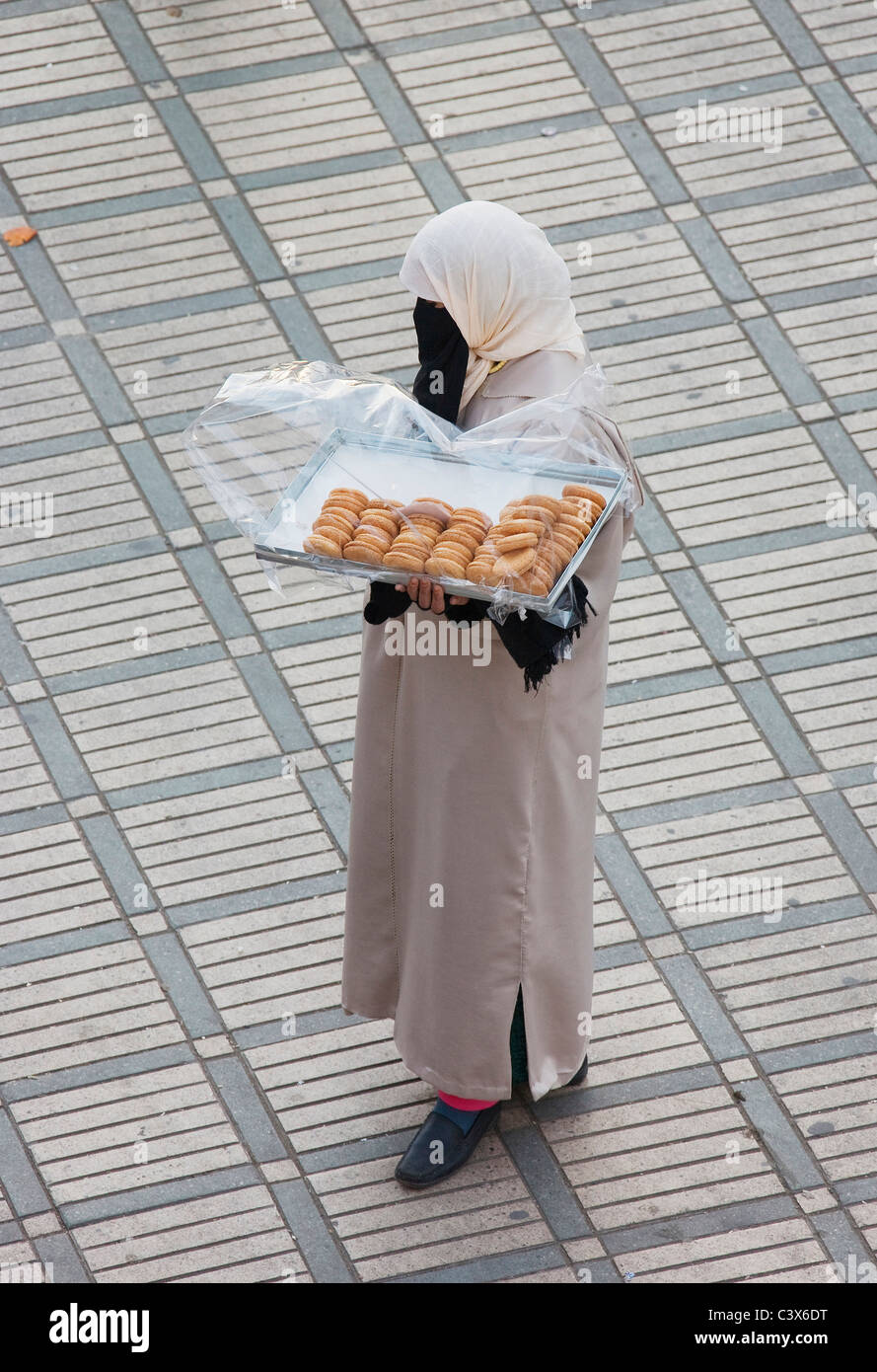 Frau verkaufen Cookies auf dem Marktplatz Djemaa el Fna. Marrakesch, Marokko. Kein Model-Release. Stockfoto