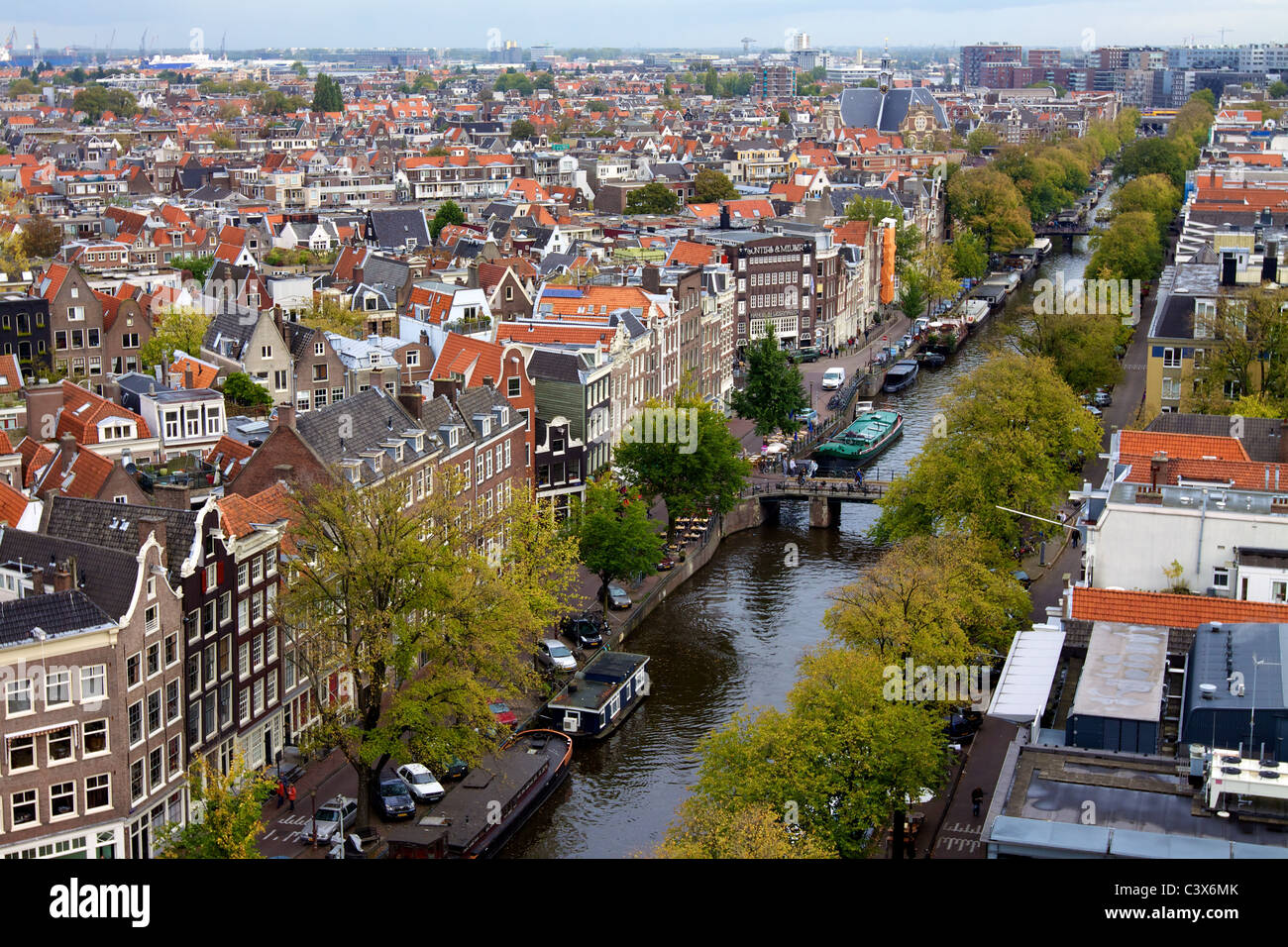 Luftaufnahme der Stadt Amsterdam, Gebäude und Kanäle Stockfoto