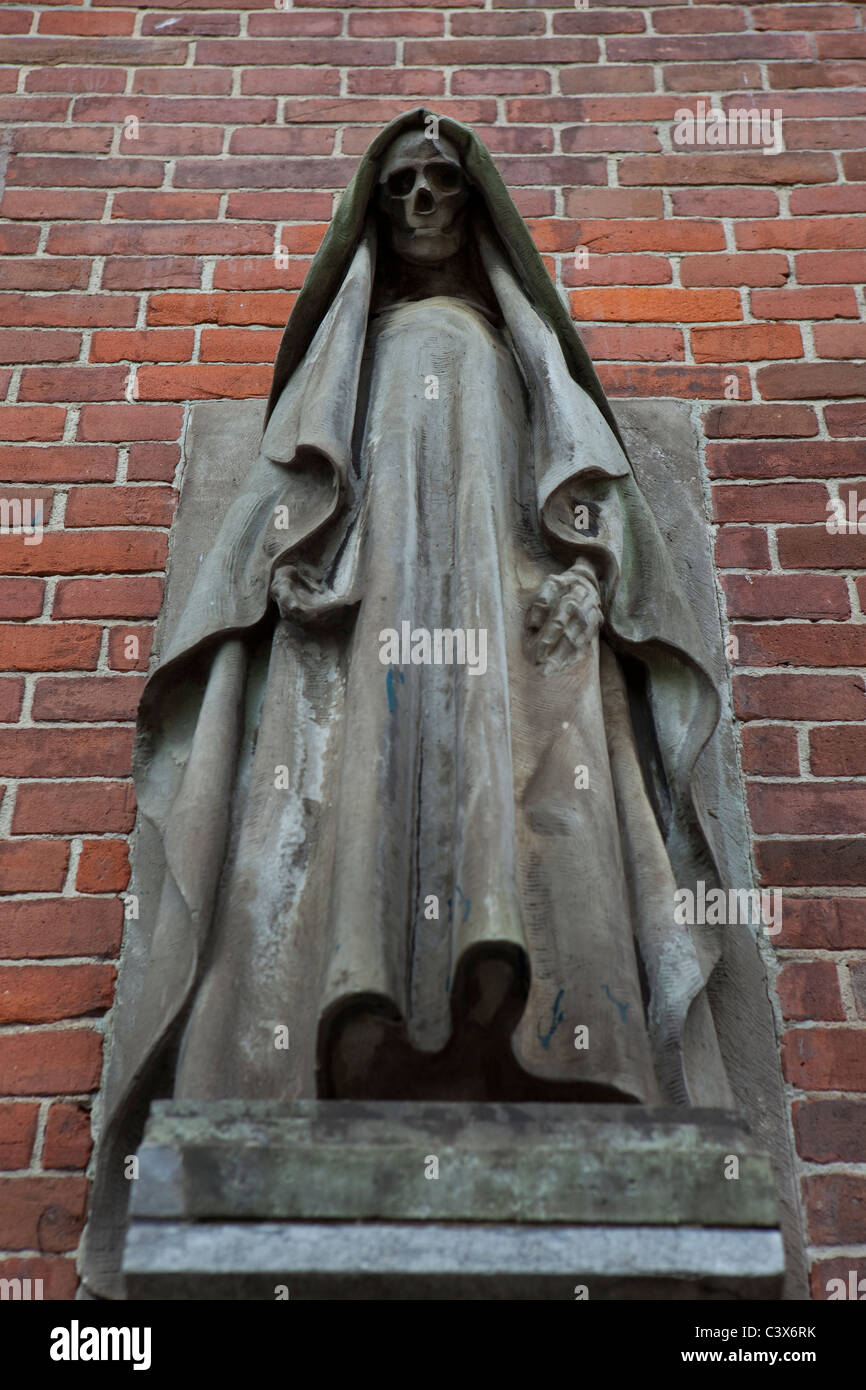 Statue von Tod, Kerkplein, Den Haag, auf einem von Hendrik Berlage entworfenen Gebäude Stockfoto