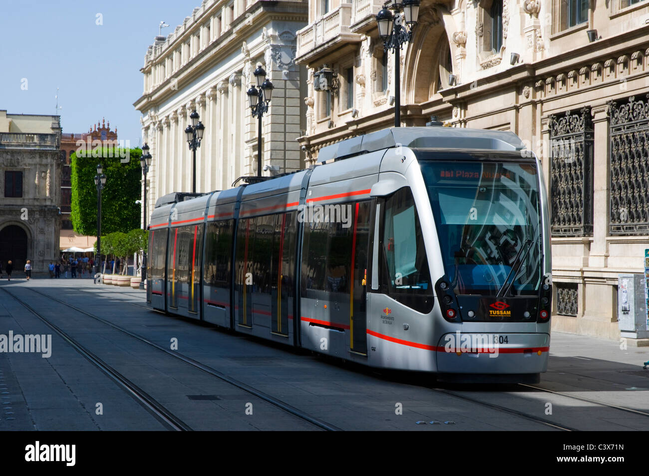 Eine moderne Straßenbahn in der Altstadt von Sevilla, Spanien Stockfoto