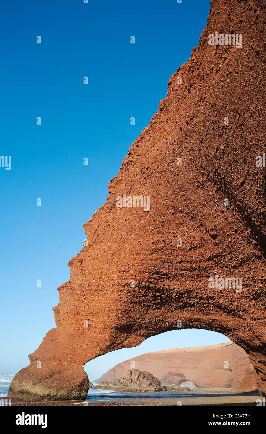 Rock wölbt sich am Legzira Strand am Atlantik, 11 km nördlich der Stadt Sidi Ifni im südwestlichen Marokko. Stockfoto