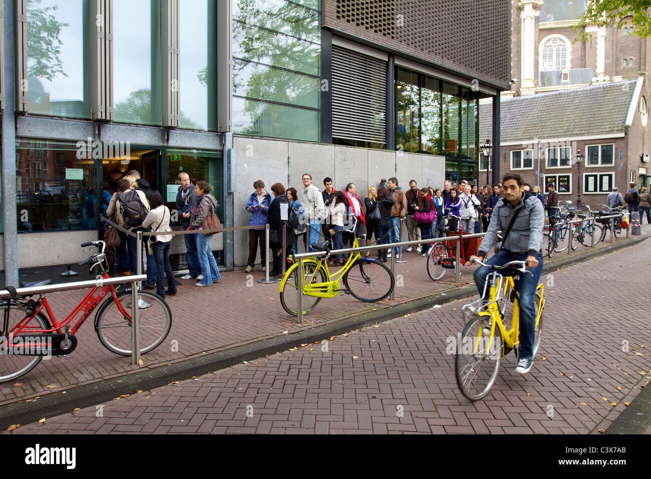 Menschen und Fahrräder außerhalb Anne Frank House in Amsterdam Stockfoto