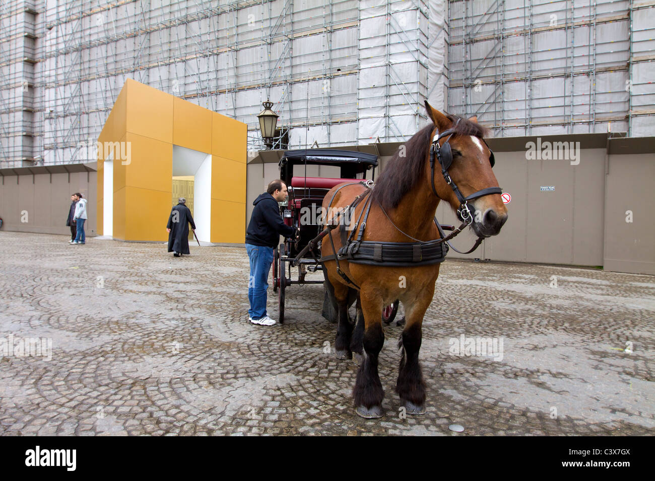 Pferdekutsche für Touristen vor dem königlichen Palast am Dam Platz in Amsterdam Stockfoto