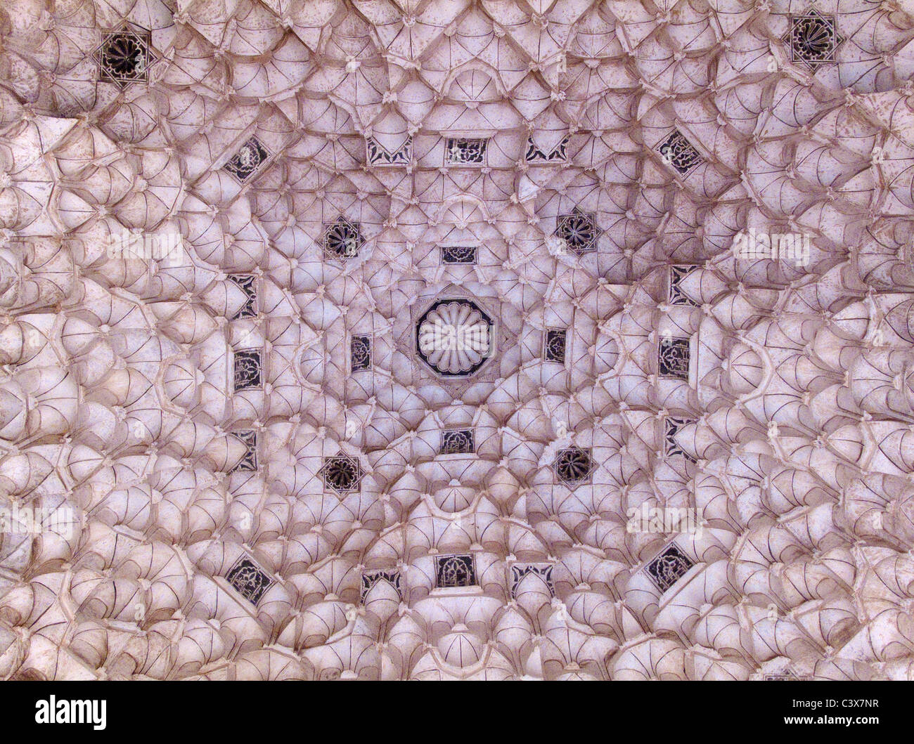 Sehr durchdachte Stuckarbeiten auf einem Dach am Eingang zum Ben Youssef Medersa, Marrakesch, Marokko. Stockfoto